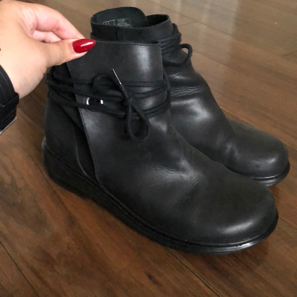 Ankle tie one eyed platform Dr. Martens